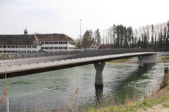 Neue, elegante Auto- und Fussgängerbrücke über die Reuss, bei Gnadental, Freiämter-Wanderweg. (Bild: Josef Habermacher)