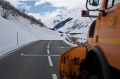 Infolge einer Lawinensprengung zwischen Hospental und Realp ist die Strasse vorübergehend geschlossen. Die Strasse wurde von der Lawine verschüttet. (Bild: Leser Peter Lienert)