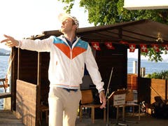 Der Zuger Kabarettist Michael Elsener hielt in Stansstad eine witzige und satirische Rede zum Nationalfeiertag. (Bild: Kurt Liembd / Neue NZ)