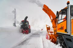 Die Männer fräsen mit ihren Maschinen Schnee zur Seite und machen die Strassen wieder frei. (Bild: Keystone / Benedetto Galli)