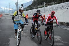 René Zimmermann (links), Linda Indergand (rechts) und Reto Indergand vor dem Start zu ihrem Abschnitt. (Bild: Urs Hanhart / Neue UZ)