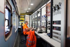 Analyse total: Überall Technik, Techniker und Monitoren. (Bild: KEYSTONE/GAETAN BALLY)