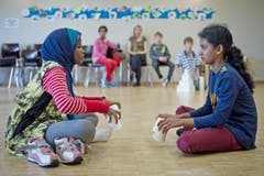 Auf der Basis von einfachen Utensilien wie Plastikbechern entwickelten die Kinder ein Theaterstück. (Bild: Pius Amrein (Neue LZ))