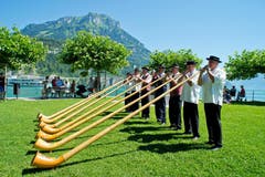 Bundesfeier und Dorffest in Brunnen mit viel Unterhaltung und Traditionen. Im Bild eine Alphornformation auf dem Auslandschweizerplatz vor Urner Bergen und dem Seebeckens. (Bild: Erhard Gick / Neue SZ)