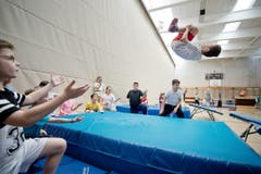 Die Schulkinder präsentieren den saltoschlagenden Kollegen. (Bild: Pius Amrein / Neue LZ)