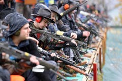 Ob der wohl ins Schwarze ging? (Bild: Keystone)