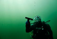 Fenster putzen unter Wasser: Eher aussergewöhnlich. (Bild: Stefan Kaiser / ZZ)