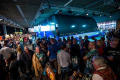 Besucher warten vor dem grossen Bus auf einen Platz für die Videoshow des Kantons. (Bild: Philipp Schmidli)