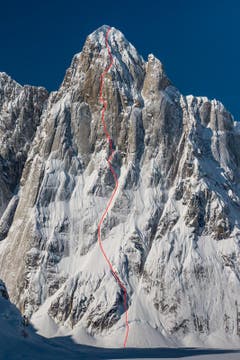 Die beiden Kletter wählen diese Aufstiegsroute, direkt der Falllinie entlang. (Bild: David Lama)