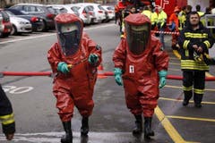 November 2014: Die zwei Chemiespezialisten machen sich auf den Weg zum Güterwaggon. (Bild: Geri Holdener / Bote.ch)