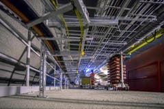 28. Mai 2014: Blick auf die Metallträger mit den elektrischen Leitungen, welche im Tunnel verlegt werden. (Bild: Keystone)