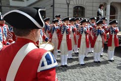 Der Tambouren- und Pfeiferverein Visp bei einem seiner gestrigen Auftritte. (Bild: Bruno Arnold / Neue UZ)