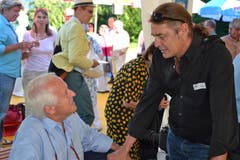 Schauspieler Walter Andreas Müller (links) und Fotograf Armin Graessl an der Premiere des Freilichtspiels «Tell trifft Wagner» in Seelisberg. (Bild: Bruno Arnold / Neue UZ)