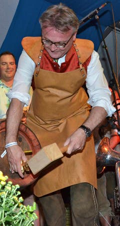 Stefan Roth’s Hammerschläge auf’s Fass sassen perfekt. (Bild: Claudia Surek)