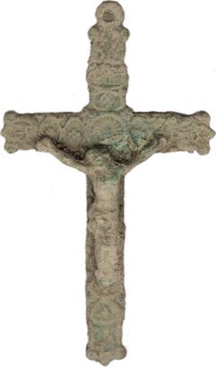 Der schön gearbeitete Kruzifixus aus Bronze dürfte einmal an einem Rosenkranz befestigt gewesen sein. Er wurde bei der Begehung des Pfarrmättelis mit dem Metalldetektor gefunden. (Bild: PD)