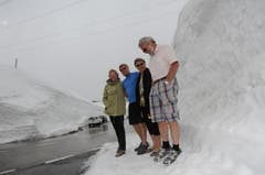 Jenny und Kevon Andrews (links) sowie Marianne und Adolf Steiner freuen sich über den vielen Schnee auf dem Gotthard. (Bild: Urs Hanhart / Neue UZ)