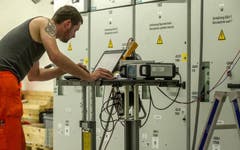 28. Mai 2014: Ein Arbeiter im Technikraum der SBB, von dem aus die Züge mit 16'000 Volt versorgt werden. (Bild: Keystone)