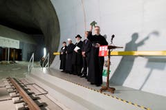 Pfarrer Martin Werlen bei der Segnung des neuen Tunnels. (Bild: Keystone / Gaetan Bally)