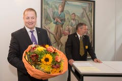 Auch für ihn gabs einen Blumenstrauss: Beat Arnold, Uris neuer (SVP-)Nationalrat. (Bild: Keystone/Urs Flüeler)