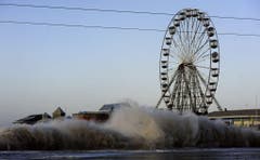 Die Hauptpromenade von Blackpool, England, wird vom Meer verschluckt. (Bild: Keystone)