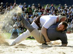 Benji von Ah (oben) zwingt Torsten Betschart zu Boden. (Bild: Keystone)