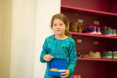 Maurine auf der Mauer (8): «Ich freue mich daruaf, dass wir jetzt Noten haben und auf die neue Lehrerin.» (Bild: Dominik Wunderli (Neue LZ))