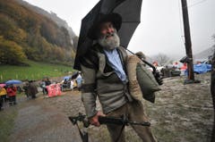 Am Rütlischiessen hat es geregnet, geschneit, und es war bitterkalt. Das Hundewetter hat die Laune der Schützen aber nicht getrübt. Die urchigen Gestalten rissen Witze, klopften Sprüche und tranken Kaffee mit Schnaps. (Bild: Urs Hanhart / Neue UZ)