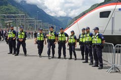 Mitarbeiter der SBB-Bahnpolizei und der Securitrans warten am Gotthard-Nordportal auf die Ankunft des Extrazuges. (Bild: Nadia Schärli)