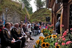 Bischof Felix Gmür weihte die renovierte Felsenkapelle St. Michael ein. (Bild: Nadia Schärli (Neue LZ))