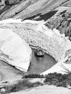 Ein VW-Käfer ist im Jahre 1957 auf der Grimselpassstrasse unterwegs. (Bild: Keystone)