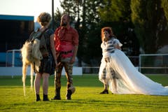 Das Theater Aeternam spielt am Mittwoch das Stück Ödipus auf dem Gelände des FC Kickers. (Bild: Dominik Wunderli (Neue LZ))