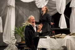 Albrecht Hirche als Richard Wagner, links, und Katka Kurze als Cosima Wagner, rechts, bei Proben für das Freilichtspiel. (Bild: Keystone)