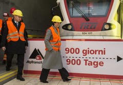 16.12.2013: Noch 900 Tage bis zur offiziellen Eröffnung des Gotthard-Basistunnels, im Bild SBB-CEO Andreas Meyer (links) und Bundesrätin Doris Leuthard. (Bild: Keystone)