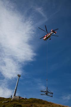 Am Freitag flog ein Helikopter die Masten für die neue Sesselbahn auf den Gemsstock. (Bild: pd/Raju Boog)