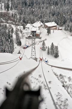Ein Blick entlang der Tragseile von der Bergstation zur Fräkmüntegg. (Bild: Pius Amrein (Neue LZ))