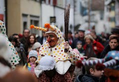 Das ist sie, die Greth Schell: Von ihr, die ihren Mann auf dem Buckel trägt, ist hier nur gerade die Nachthaube zu sehen. (Bild: Stefan Kaiser / Neue ZZ)