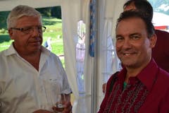 Der Schwyzer Ständerat Peter Föhn (links) und der künstlerische Leiter Beat Toniolo an der Premiere des Freilichtspiels «Tell trifft Wagner» in Seelisberg. (Bild: Bruno Arnold / Neue UZ)