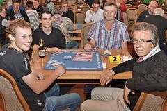Schüpfheim: Ernst Marti (r.) sprang am Tisch mit (v. l.) Kilian Roos, Yannik Gisel und Dominik Unterfinger ein. (Bild: Claudia Surek)