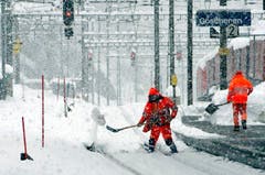 SBB-Arbeiter befreien in Göschenen die Geleise vom Schnee. (Bild: Keystone)