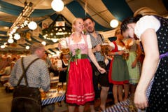 Lozärner Oktoberfest am 11. September 2004 beim Eiszentrum Luzern. Im Bild links Trara Gross und Sascha Trächslin. (Bild: Corinne Glanzmann)
