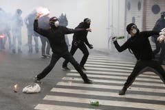Auch das ist die Expo Milan: Aktivisten werfen Steine und andere Gegenstände auf die Polizisten. Sie demonstrierten gegen die Weltausstellung. (Bild: Riccardo De luca)