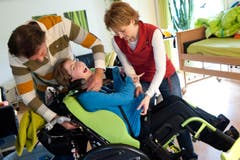 Um ihren Körper zu stabilisieren, braucht Melanie diverse Stützen und Hilfsmittel. (Bild: Boris Bürgisser (Neue LZ))
