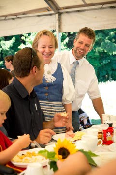 Die Gastgeber Marianne und Armin Gassmann beim Reden mit Gästen. (Bild: Dominik Wunderli / Neue LZ)