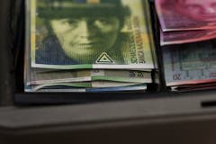 Sie wird nach und nach aus dem Verkehr gezogen: Die bisherige Fünfzigernote mit dem Bildnis der Schweizer Künstlerin Sophie Taeuber-Arp. (Bild: Keystone / Christian Beutler)
