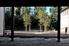 Hauptgebäude, Kindergarten und Turnhalle sind an die heute geltenden energetischen und feuerpolizeilichen Anforderungen angepasst worden. (Bild: Nadia Schärli / Neue LZ)