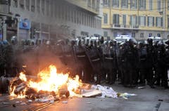 Hunderte von Aktivisten demonstrierten gegen die Expo Milan. Als Polizei und Demonstranten aneinander gerieten, eskalierte die Situation. (Bild: MASSIMO PERCOSSI)
