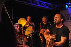 William White brachte mit seiner Band Reggae-Feeling in den "Schlüssel"-Saal. (Bild: Urs Hanhart / Neue UZ)