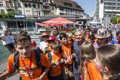 Bundespräsident Didier Burkhalter mit Jugendlichen der Stiftung für junge Auslandschweizer in Brunnen. (Bild: Keystone)