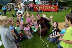 Seenachtsfest Lungern: Zauberer Bindli verzaubert die Kinder. (Bild: Robert Hess / Neue OZ)