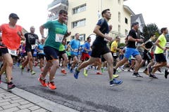 Trotz gelegentlichem Regen liessen sich die Läufer den Spurt um den Ägerisee nicht nehmen. (Bild: Werner Schelbert (Neue ZZ))